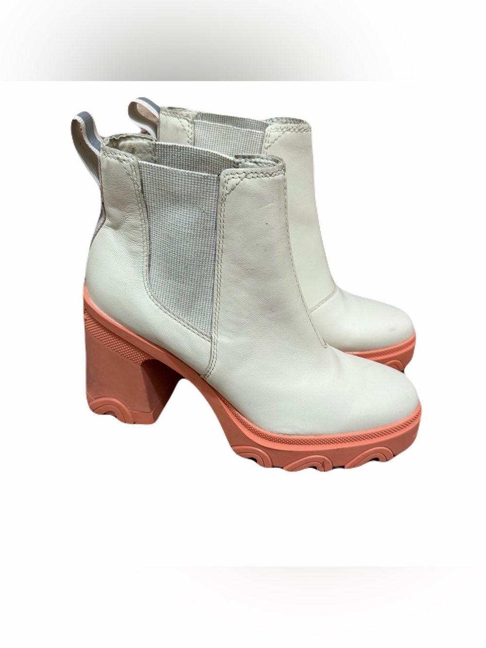 SOREL Brex Heel Chelsea Boots – Size 6.5
Modern. Bold. Waterproof block heel